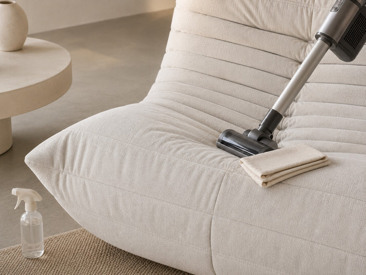 Aspirateur à brosse douce sur l'assise d'un Goto blanc